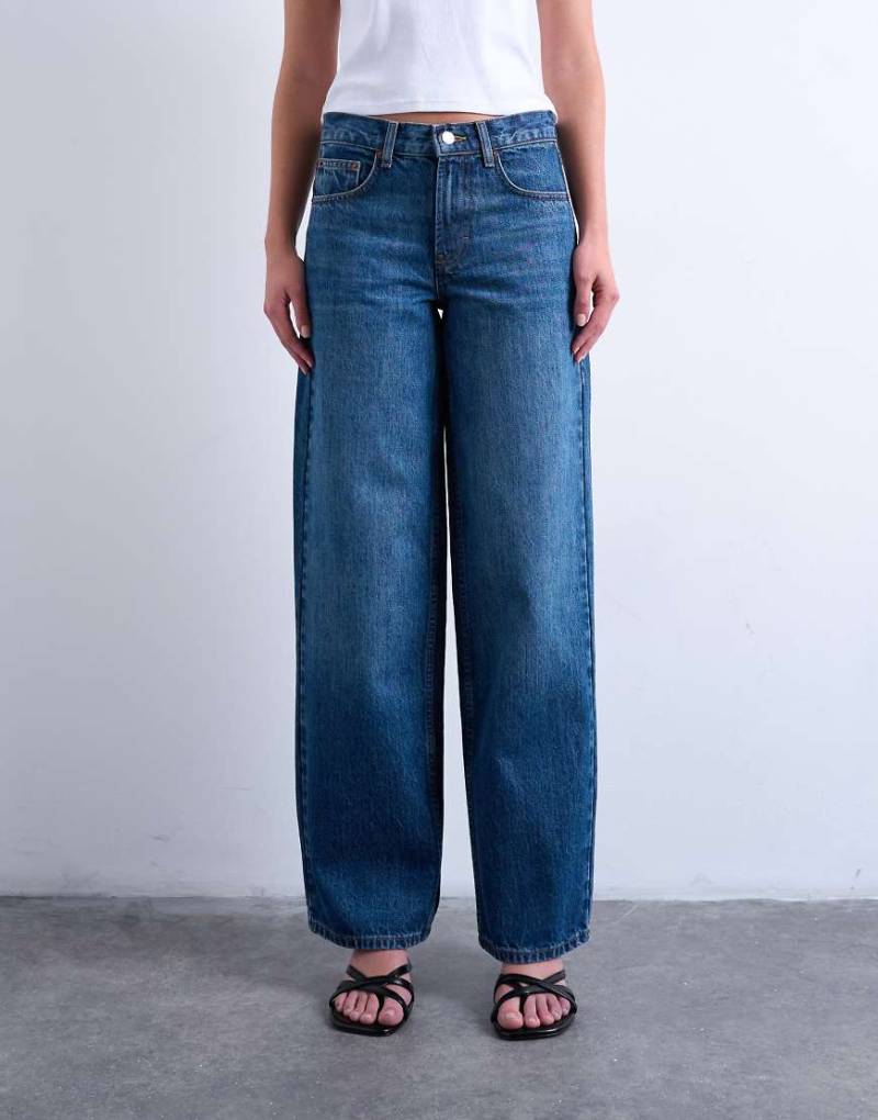 Topshop - Locker geschnittene Jeans in Mittelblau mit niedrigem Bund und Schnallenriemen von Topshop