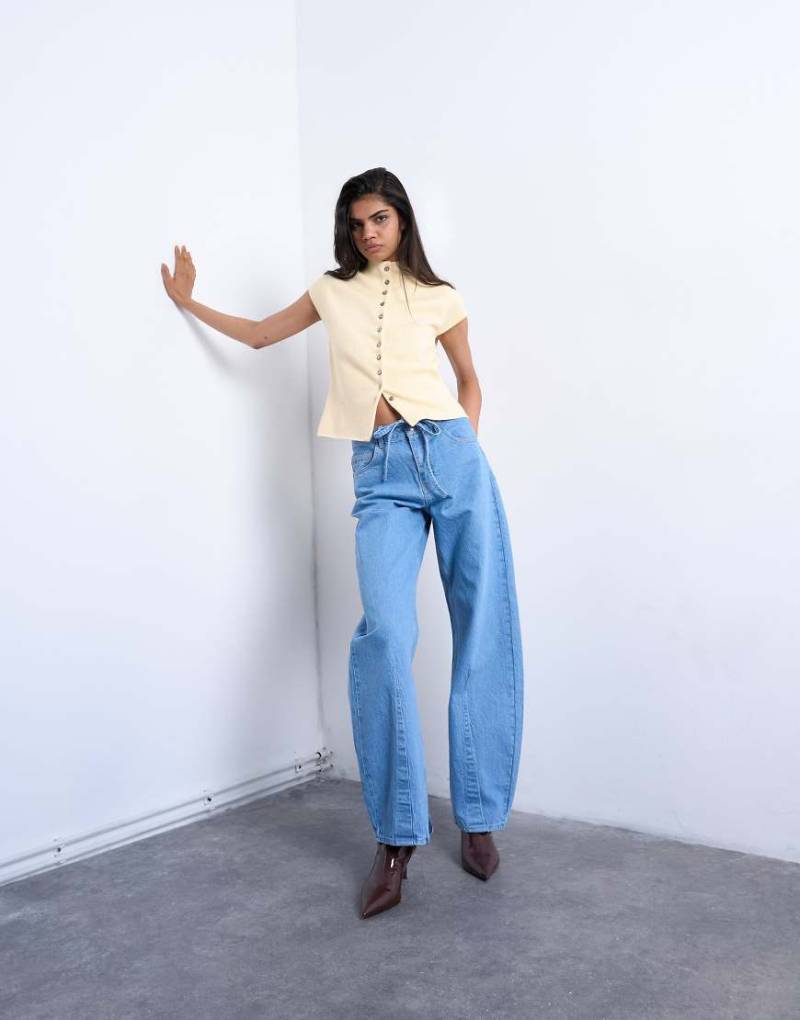 Topshop - Jeans mit weitem Bein in ausgebleichter Waschung, hohem Bund und Bindegürtel-Blau von Topshop