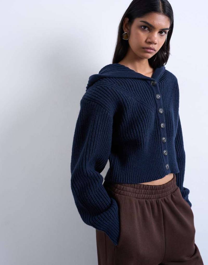 Topshop - Kapuzenpullover aus Strick in Marineblau mit Knopfleiste und gepolsterter Schulterpartie-Neutral von Topshop