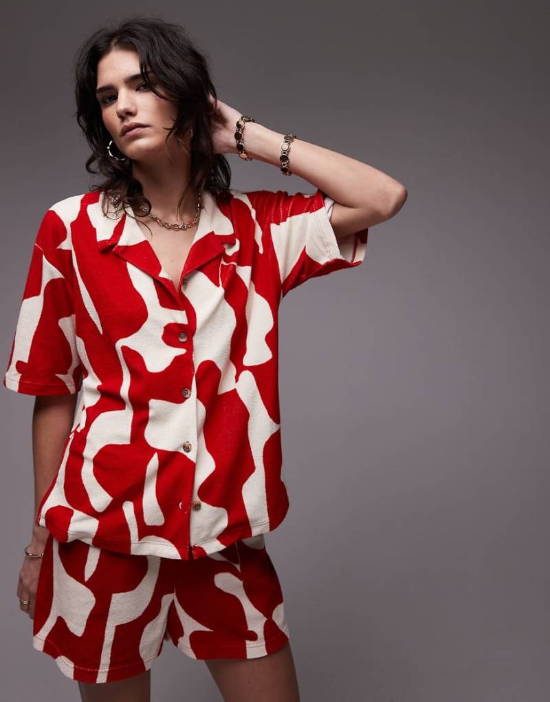 Topshop - Kastige Frottee-Hemdbluse in Rot mit abstraktem Muster, Kombiteil von Topshop