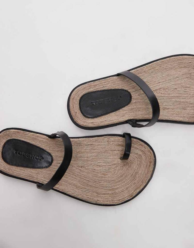 Topshop - Kik - Flache Sandalen aus Echtleder in Schwarz mit Zehenschlaufe von Topshop
