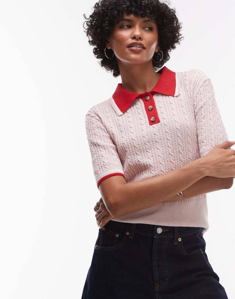 Topshop - Knapp geschnittenes Rugby-Oberteil in Rosa und Rot mit Zopfmuster Topshop - Knapp geschnittenes Rugby-Oberteil in Rosa und Rot mit Zopfmuster von Topshop