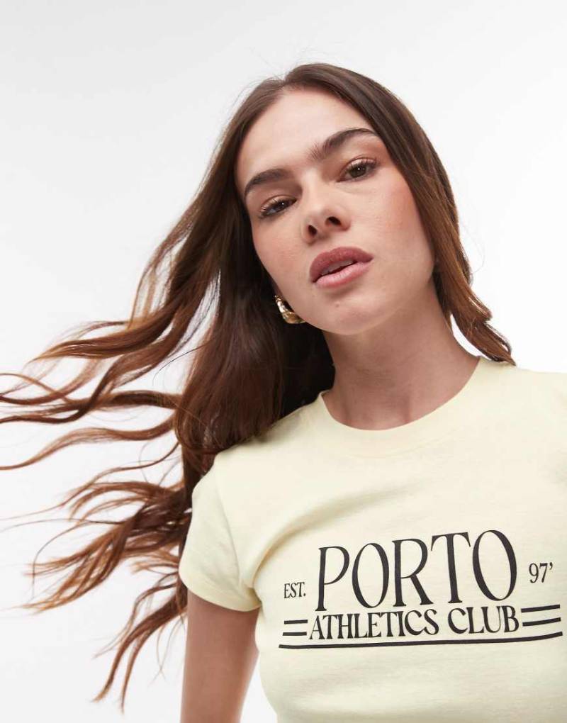 Topshop - Knapp geschnittenes T-Shirt in Buttermilchgelb mit Porto-Grafik von Topshop