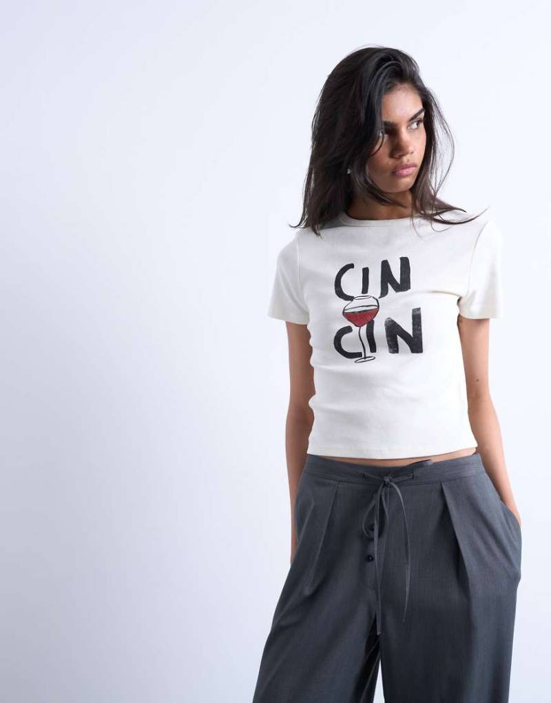 Topshop - Knapp geschnittenes T-Shirt in Weiß mit „Cin Cin"-Grafikprint von Topshop