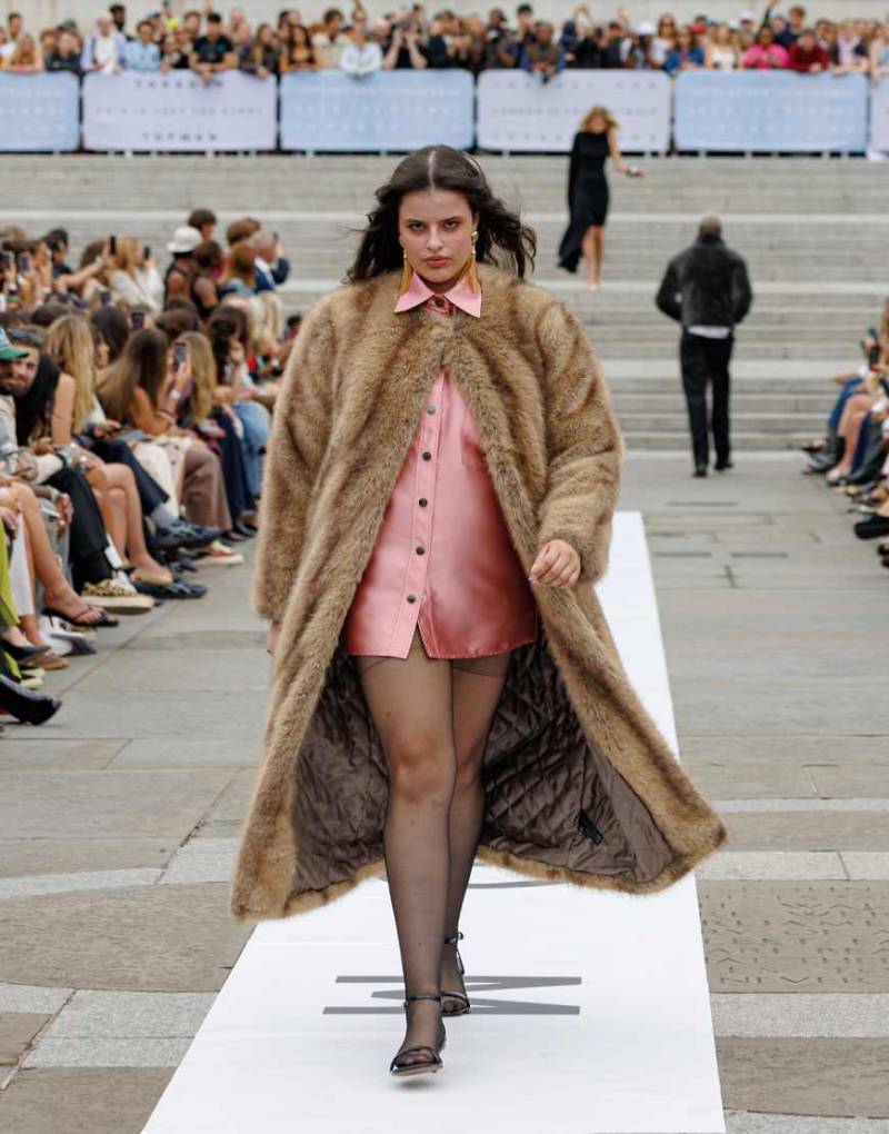 Topshop - Kragenloser, langer Mantel aus Kunstpelz in Beige mit natürlichen Streifen-Neutral von Topshop