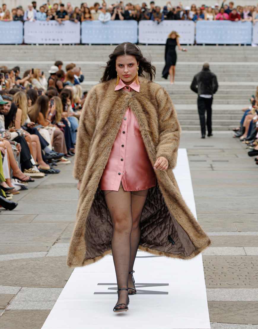 Topshop - Kragenloser, langer Mantel aus Kunstpelz in Beige mit natürlichen Streifen-Neutral Topshop - Kragenloser, langer Mantel aus Kunstpelz in Beige mit natürlichen Streifen-Neutral von Topshop