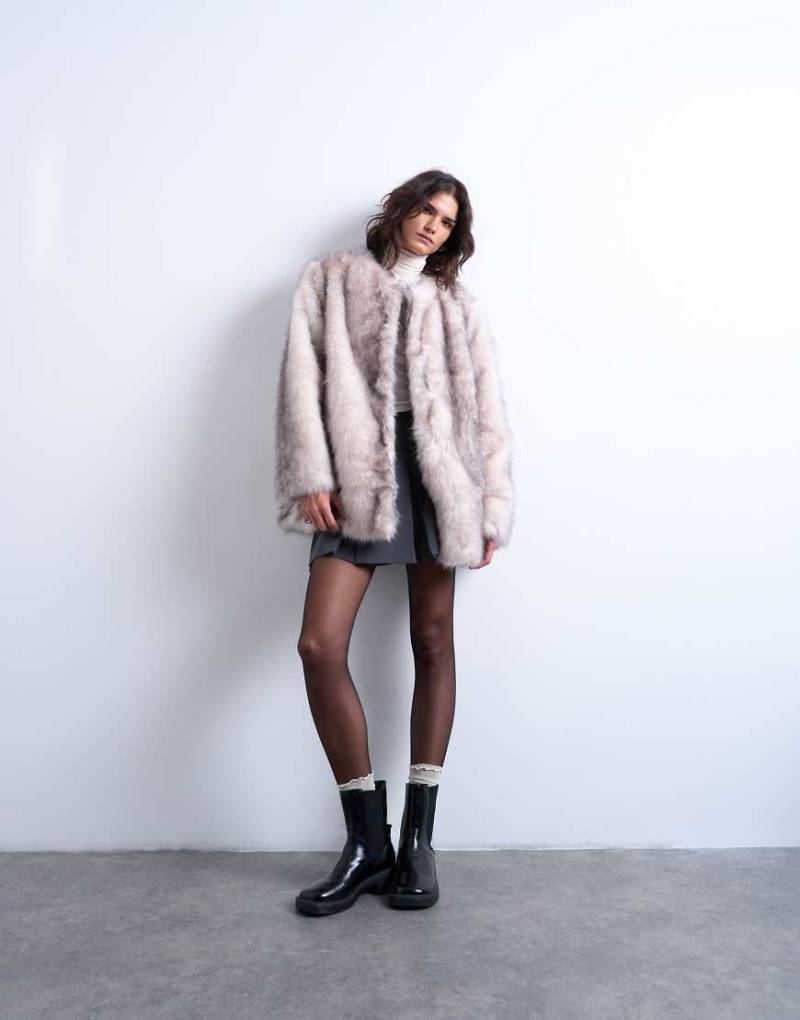 Topshop - Kragenloser mittellanger Mantel aus Kunstpelz in Weiß mit Streifen von Topshop