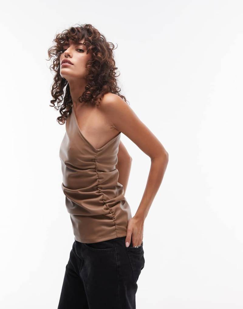 Topshop - Kunstleder-Oberteil in Kaffeebraun mit One-Shoulder-Träger von Topshop