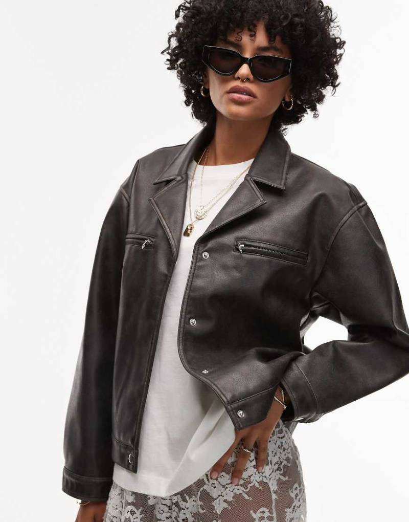 Topshop - Kurz geschnittene Jacke aus Kunstleder in verwaschenem Schwarz mit Knopfleiste von Topshop