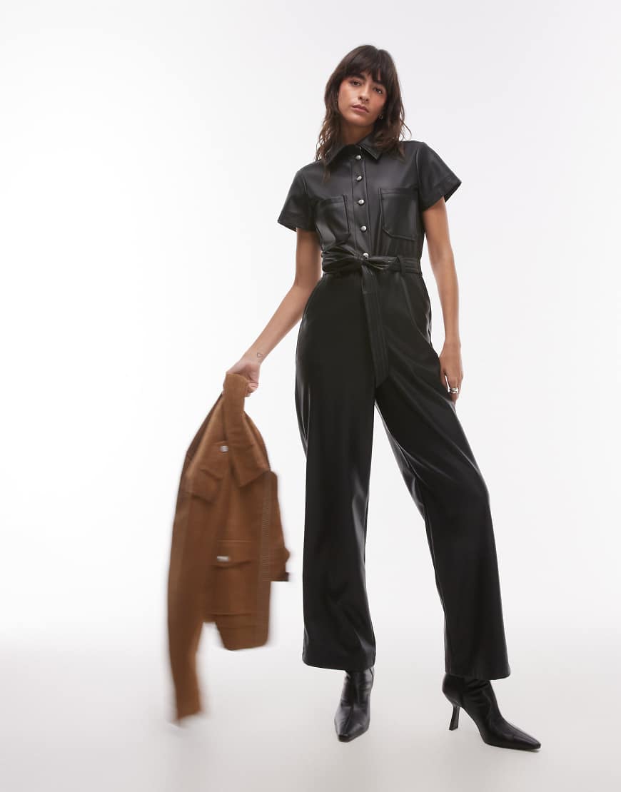 Topshop - Kurzärmliger Utility-Jumpsuit aus Kunstleder in Schwarz Topshop - Kurzärmliger Utility-Jumpsuit aus Kunstleder in Schwarz von Topshop