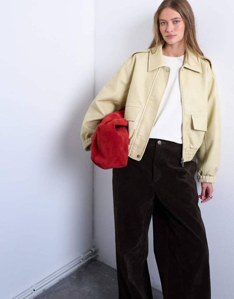 Topshop - Kurze, bauschige Bomberjacke aus Kunstleder in Buttermilch-Gelb von Topshop