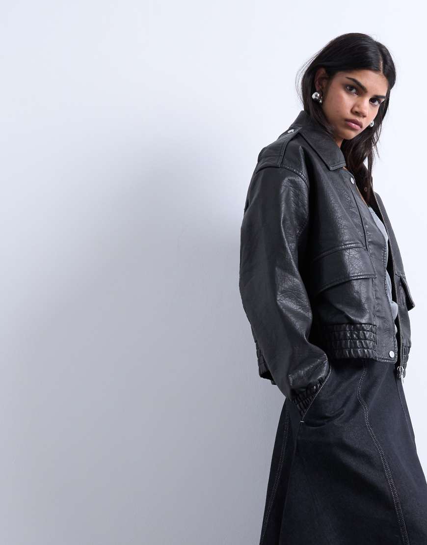 Topshop - Kurze, bauschige Kunstleder-Bomberjacke in Schwarz Topshop - Kurze, bauschige Kunstleder-Bomberjacke in Schwarz von Topshop