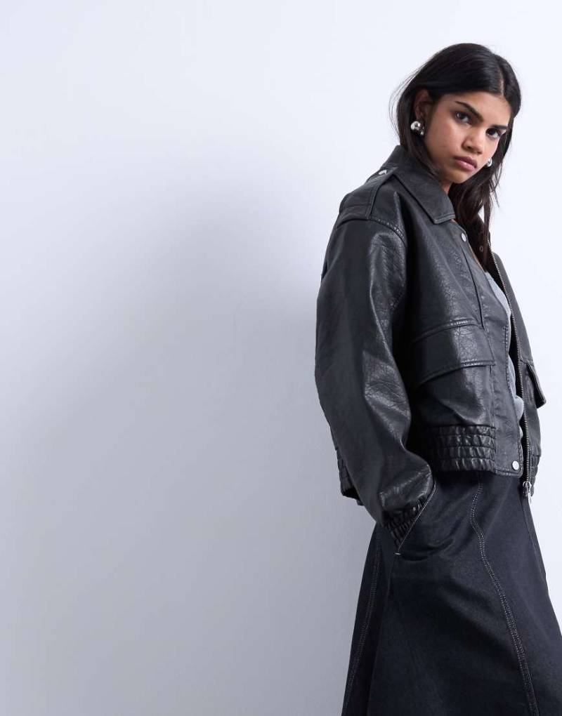 Topshop - Kurze, bauschige Kunstleder-Bomberjacke in Schwarz Topshop - Kurze, bauschige Kunstleder-Bomberjacke in Schwarz von Topshop