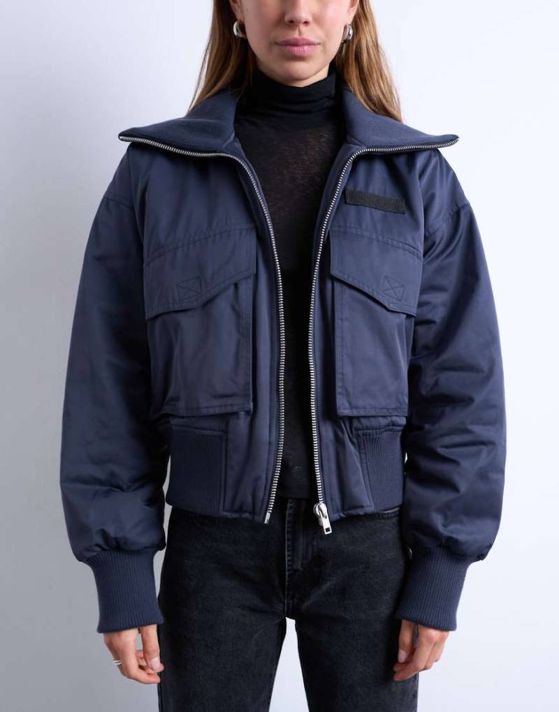 Topshop - Kurze, gerippte Bomberjacke in Marineblau mit weitem Kragen Topshop - Kurze, gerippte Bomberjacke in Marineblau mit weitem Kragen von Topshop