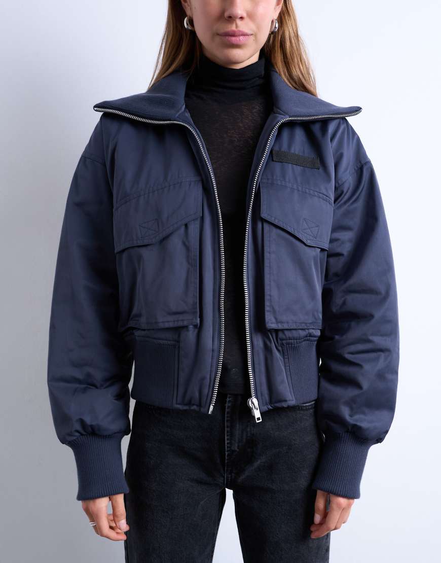 Topshop - Kurze, gerippte Bomberjacke in Marineblau mit weitem Kragen Topshop - Kurze, gerippte Bomberjacke in Marineblau mit weitem Kragen von Topshop