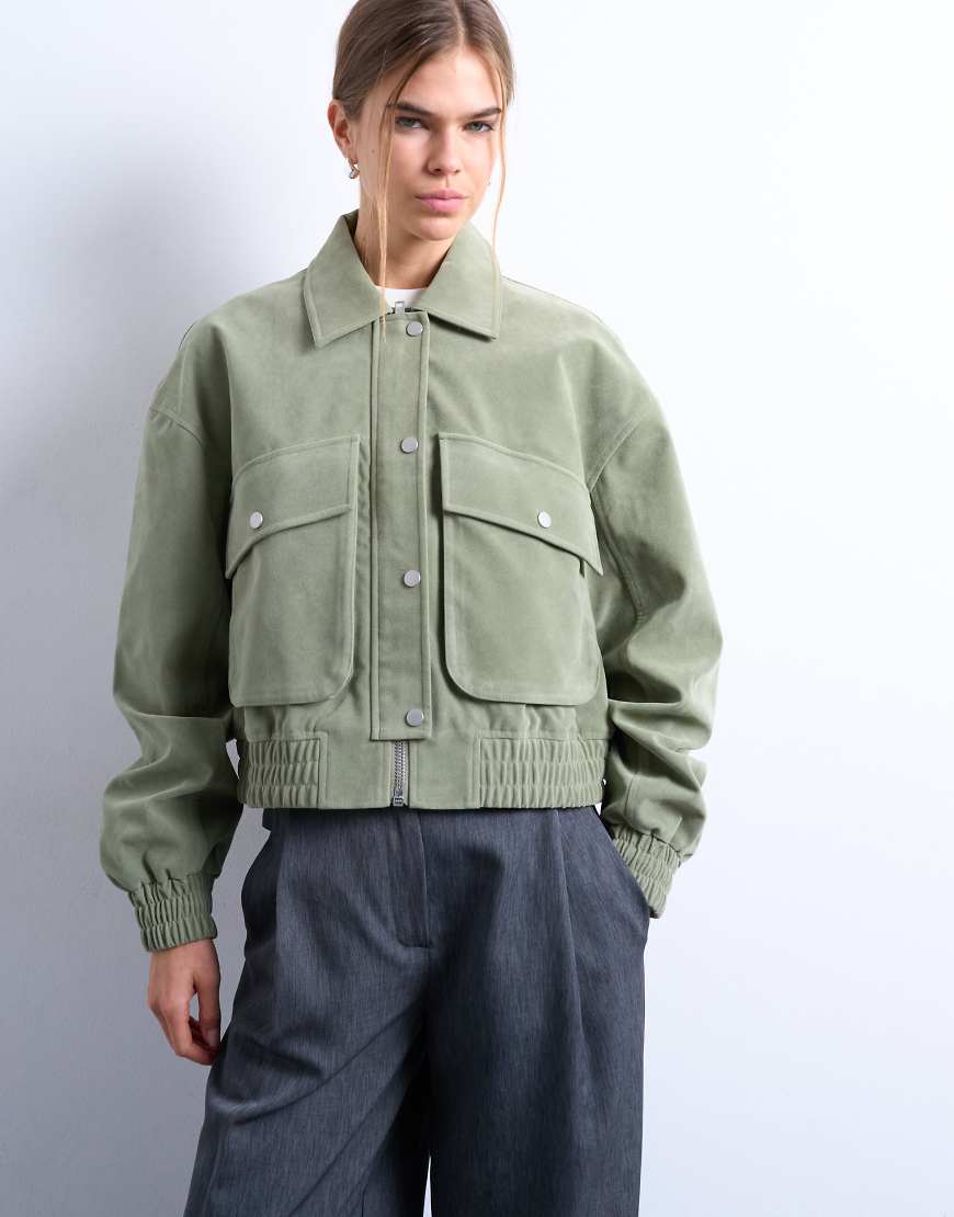 Topshop - Kurze Jacke aus Wildlederimitat in Salbeigrün mit aufgesetzten Taschen von Topshop