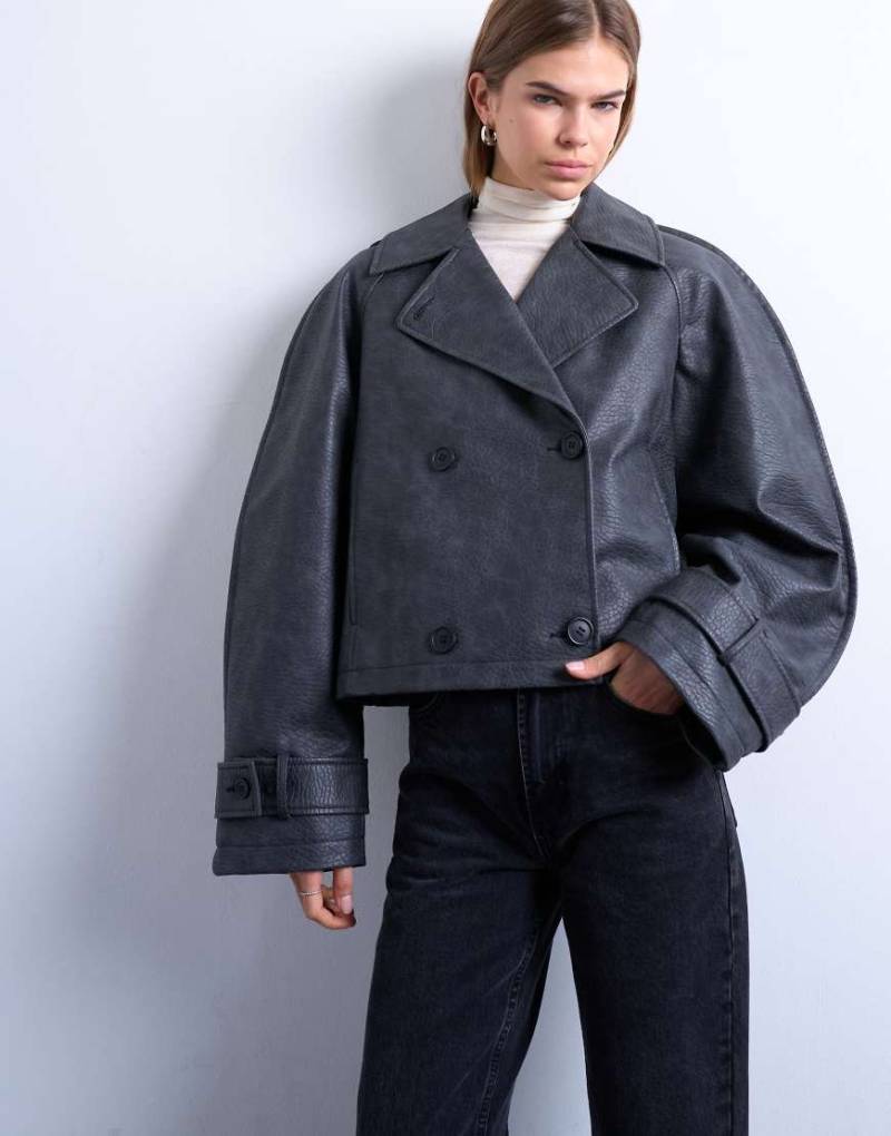 Topshop - Kurzer Trenchcoat aus Kunstleder mit ovalen Ärmeln in verwaschenem Schwarz von Topshop