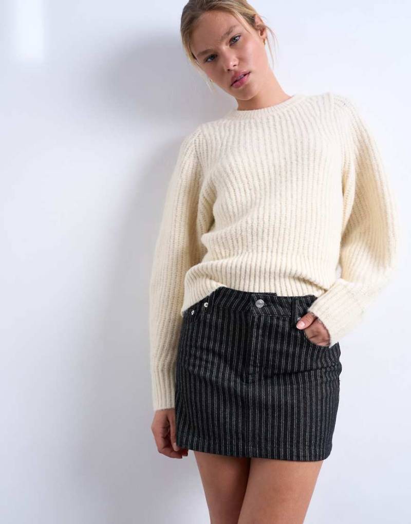 Topshop - Kurzer Volant-Jeansrock in schwarz gestreift von Topshop