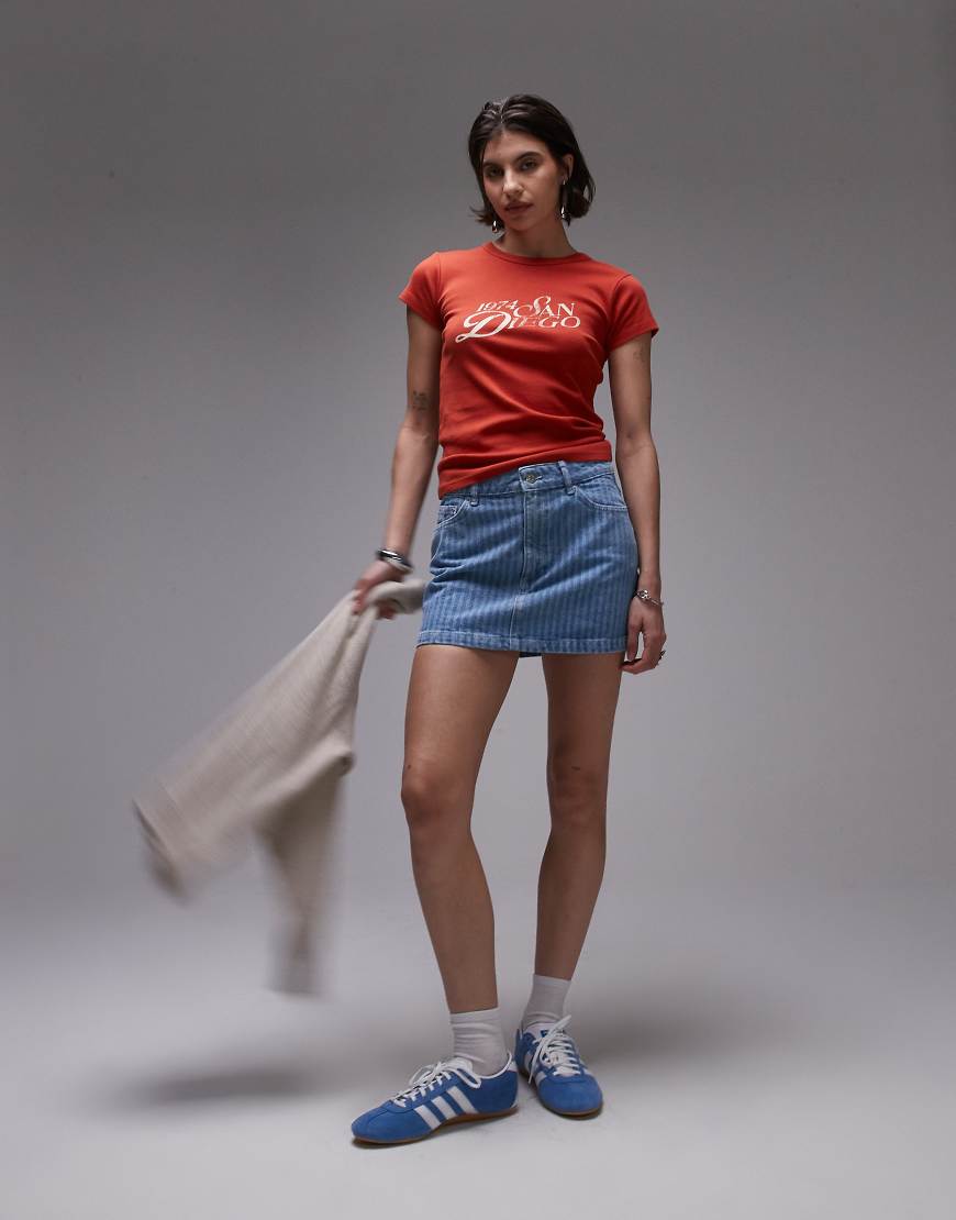Topshop - Kurzer Volant-Jeansrock mit Bleach-Streifen-Blau Topshop - Kurzer Volant-Jeansrock mit Bleach-Streifen-Blau von Topshop