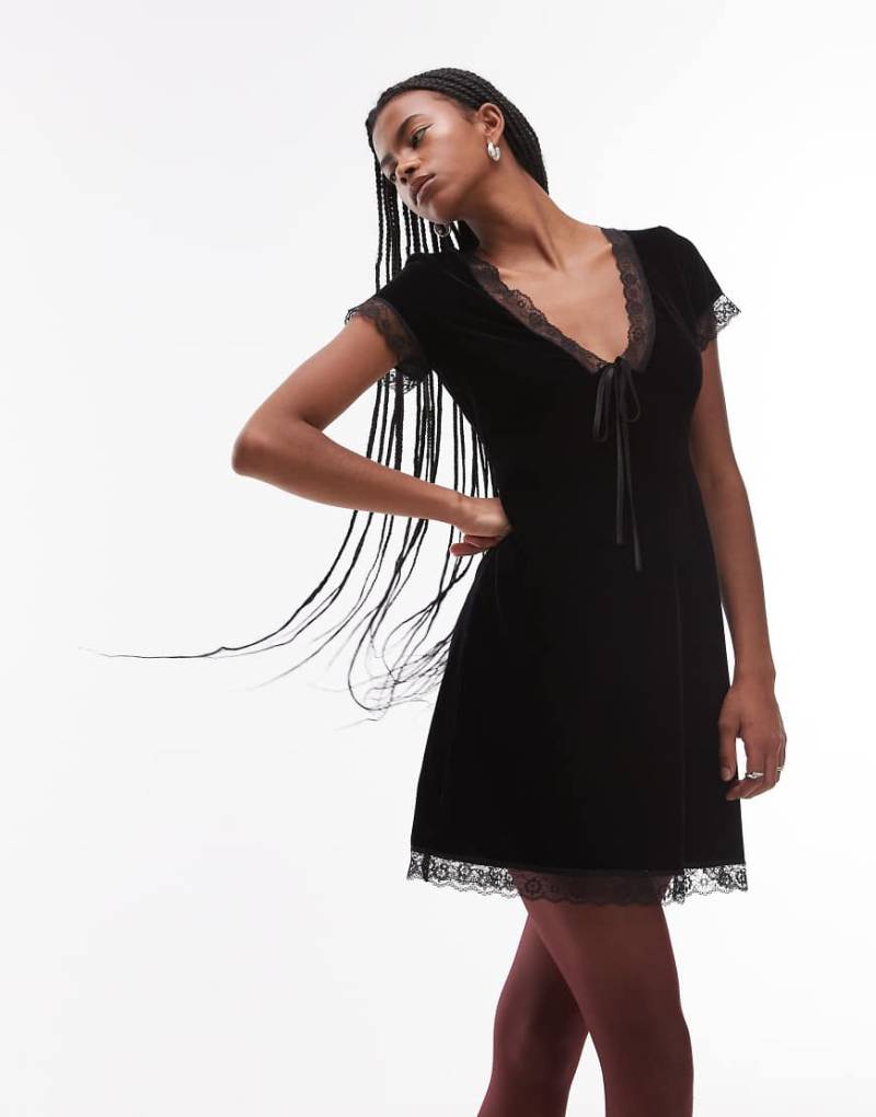 Topshop - Kurzes Freizeitkleid in Schwarz mit Spitzenborte von Topshop