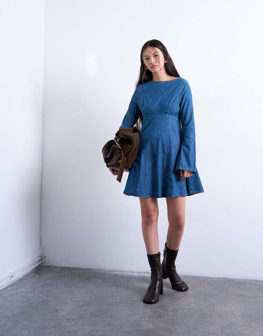 Topshop - Kurzes Jeanskleid in Mittelblau mit Trompetenärmeln Topshop - Kurzes Jeanskleid in Mittelblau mit Trompetenärmeln von Topshop