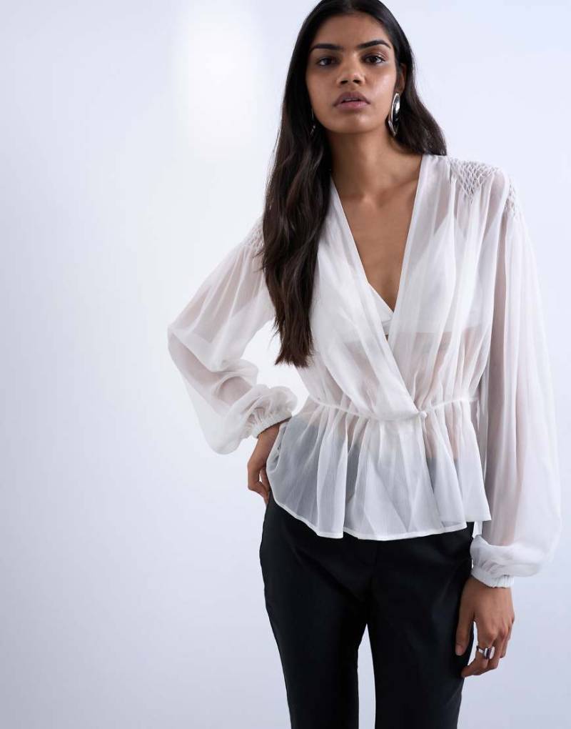 Topshop - Langärmlige, transparente Chiffon-Bluse in Elfenbeinweiß mit Einsatz von Topshop