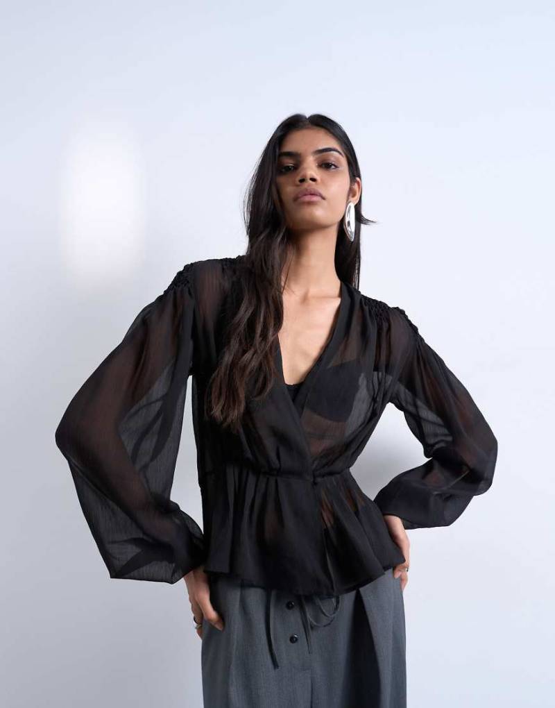Topshop - Langärmlige, transparente Chiffon-Bluse in Schwarz mit Einsatz von Topshop