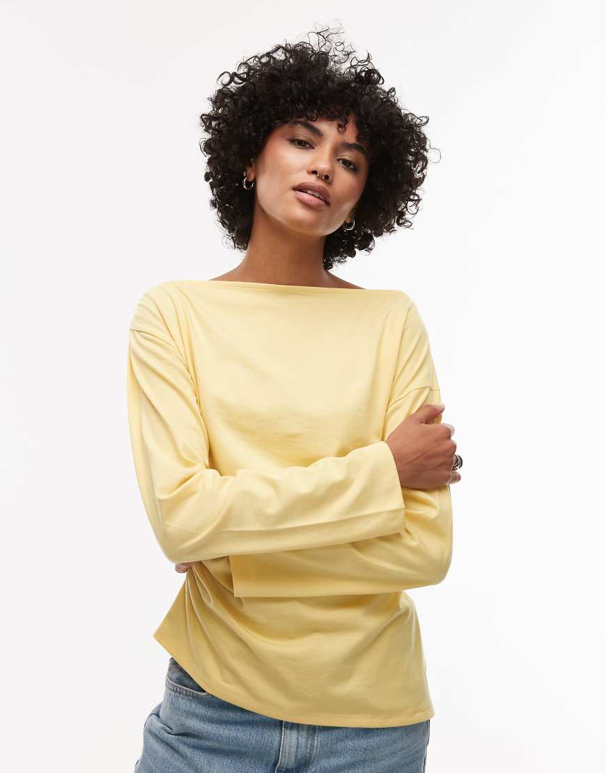 Topshop - Langärmliges, asymmetrisches Oberteil in Gelb mit U-Boot-Ausschnitt Topshop - Langärmliges, asymmetrisches Oberteil in Gelb mit U-Boot-Ausschnitt von Topshop