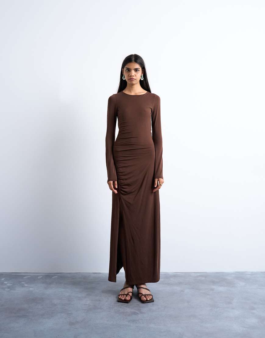 Topshop - Langärmliges, gerafftes Maxikleid in Schokobraun-Brown von Topshop