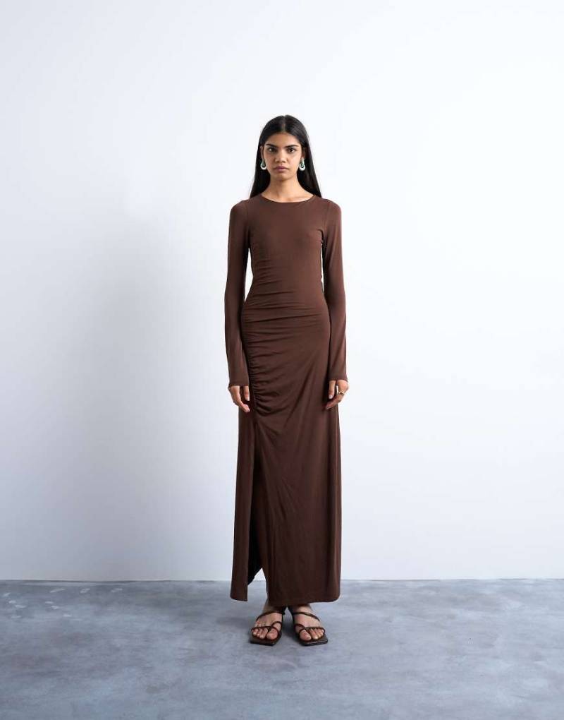 Topshop - Langärmliges, gerafftes Maxikleid in Schokobraun-Brown von Topshop