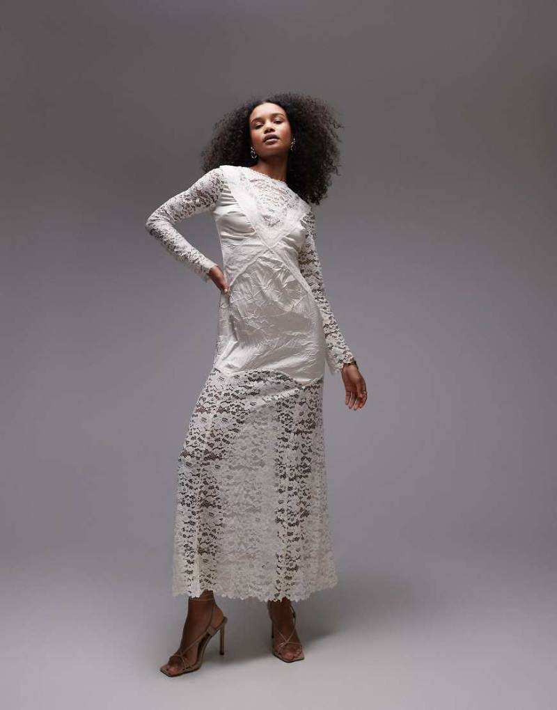 Topshop - Langärmliges Maxikleid aus geknittertem Satin und Spitze in Elfenbein in Vintage-Optik-Weiß von Topshop