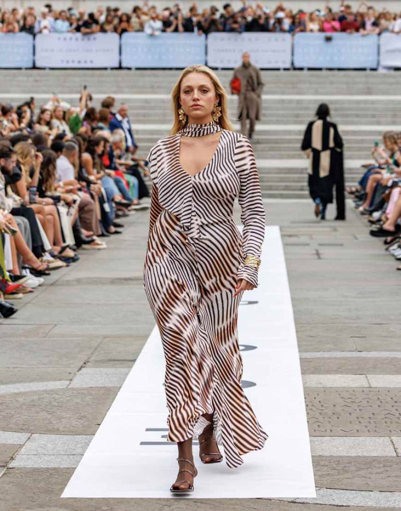 Topshop - Langärmliges Maxikleid mit abstrakten Streifen, Rüschen und Schaltuch-Wickeldetail-Bunt Topshop - Langärmliges Maxikleid mit abstrakten Streifen, Rüschen und Schaltuch-Wickeldetail-Bunt von Topshop