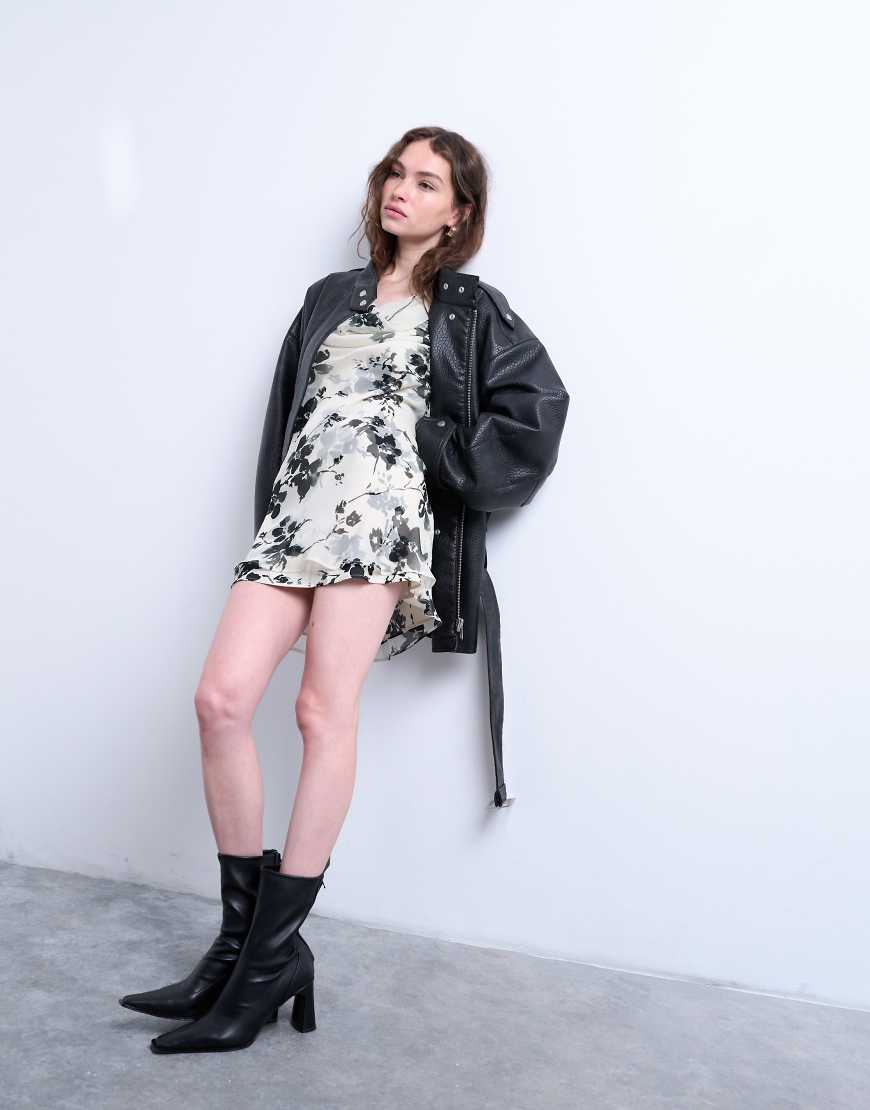 Topshop - Langärmliges Mini-Freizeitkleid in Schwarzweiß geblümt mit Wasserfallausschnitt von Topshop