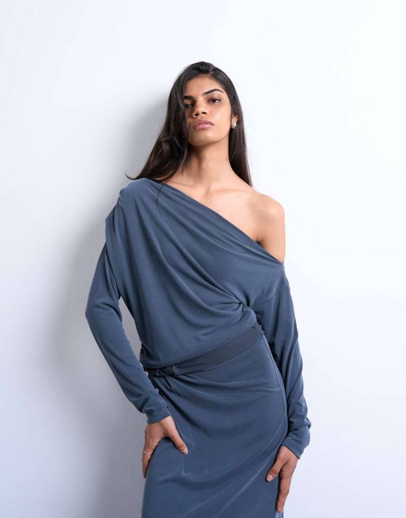 Topshop - Langärmliges Oberteil aus Cupro in Anthrazitgrau mit Carmen-Ausschnitt und verdrehtem Detail, Kombiteil Topshop - Langärmliges Oberteil aus Cupro in Anthrazitgrau mit Carmen-Ausschnitt und verdrehtem Detail, Kombiteil von Topshop