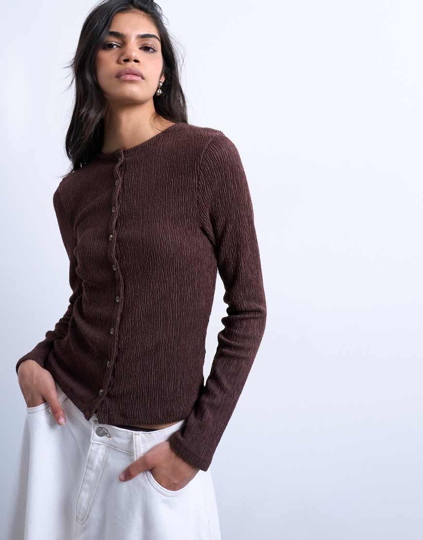Topshop - Langärmliges Oberteil in Schokobraun mit Knitterstruktur und Knopfleiste-Brown Topshop - Langärmliges Oberteil in Schokobraun mit Knitterstruktur und Knopfleiste-Brown von Topshop