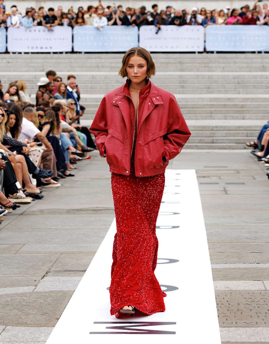 Topshop - Langes Maxi-Abendkleid aus rotem Samt mit tiefem Ausschnitt und Paillettenbesatz von Topshop