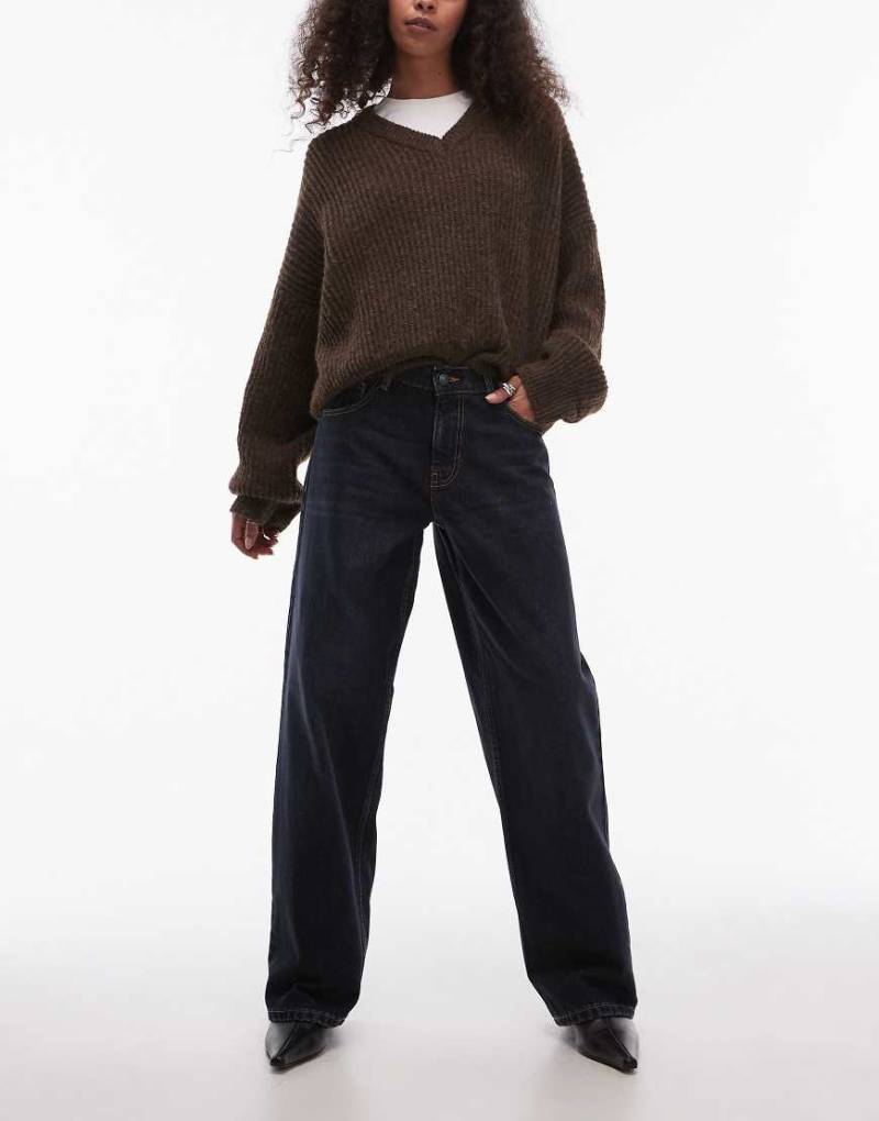 Topshop - Locker geschnittene Jeans in Tintenschwarz mit Schnallenriemen und niedrigem Bund-Marineblau von Topshop