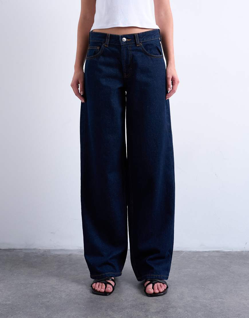 Topshop - Locker geschnittene Jeans in indigoblauer Raw-Waschung mit niedrigem Bund und Schnallenriemen von Topshop
