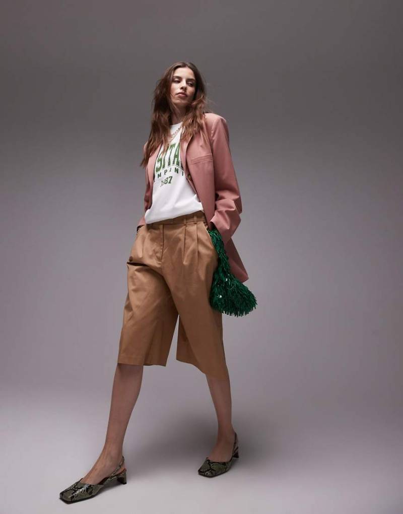 Topshop - Longline-Shorts in Kamelbraun in 3/4-Länge mit doppelten Bundfalten-Neutral von Topshop