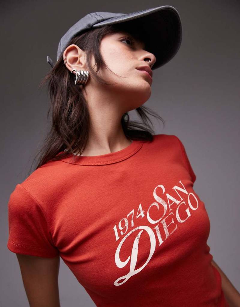 Topshop - Longline-T-Shirt in Rot mit San-Diego-Grafik-Grau Topshop - Longline-T-Shirt in Rot mit San-Diego-Grafik-Grau von Topshop