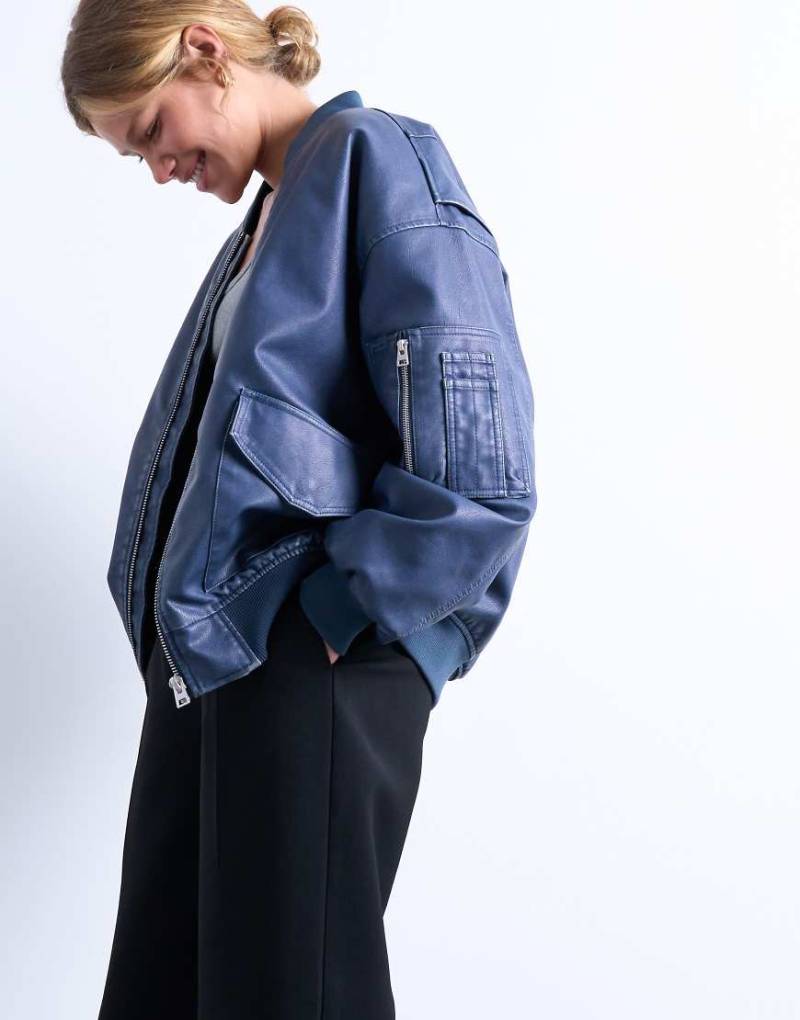 Topshop - MA1-Bomberjacke aus Kunstleder in verwaschenem Jeansblau Topshop - MA1-Bomberjacke aus Kunstleder in verwaschenem Jeansblau von Topshop