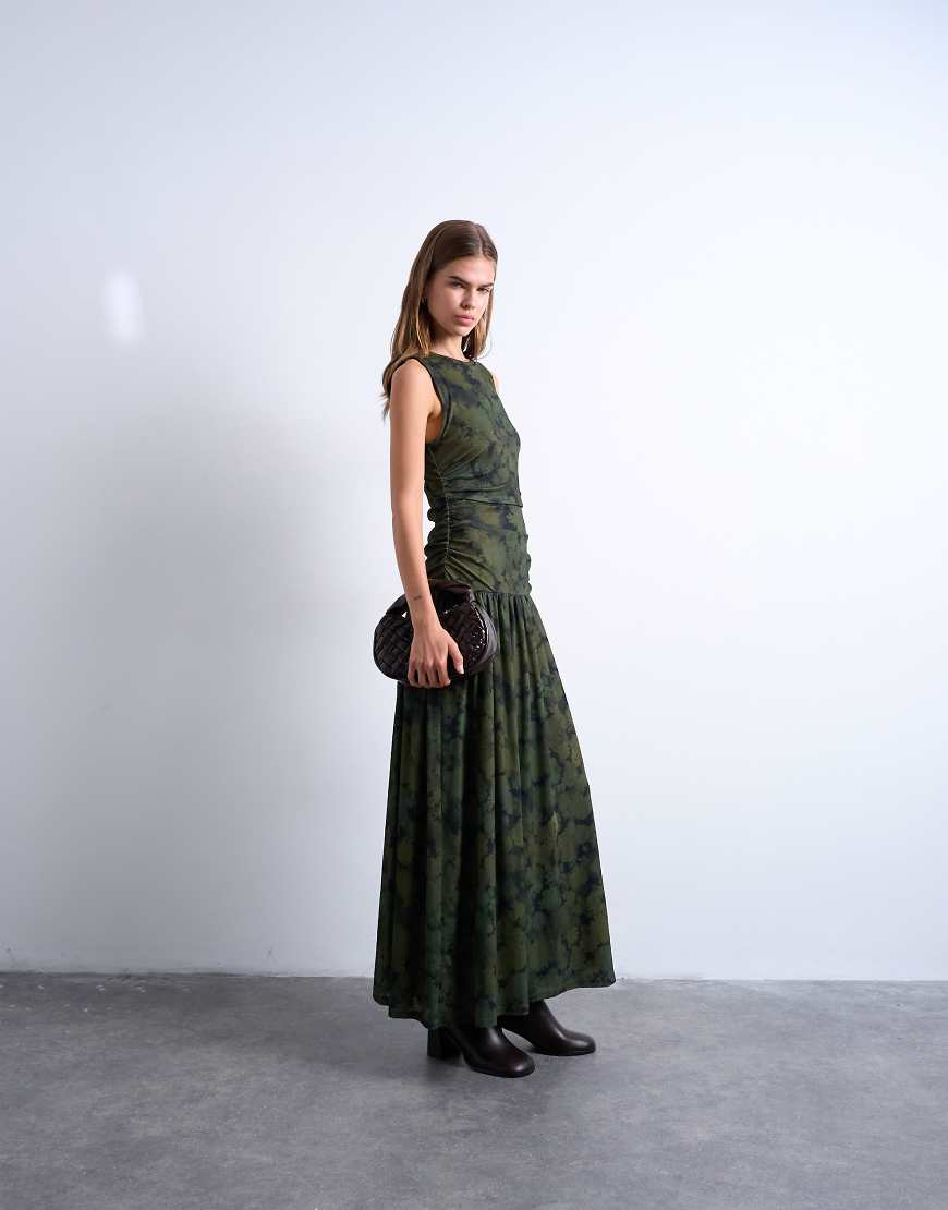Topshop - Maxikleid in Grün mit abstraktem Print und tiefer Taille Topshop - Maxikleid in Grün mit abstraktem Print und tiefer Taille von Topshop
