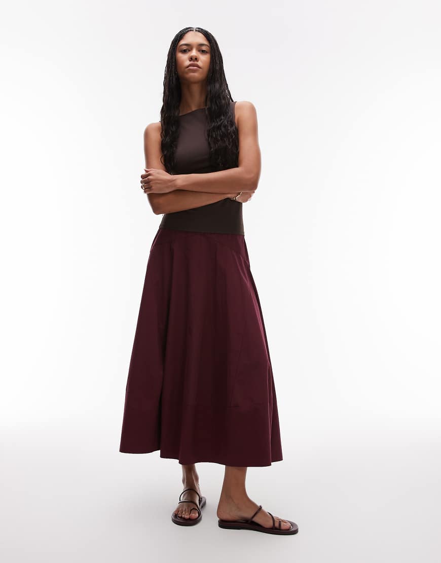 Topshop - Maxirock in Burgunderrot mit tiefem Bund und geteiltem Streifenmuster Topshop - Maxirock in Burgunderrot mit tiefem Bund und geteiltem Streifenmuster von Topshop