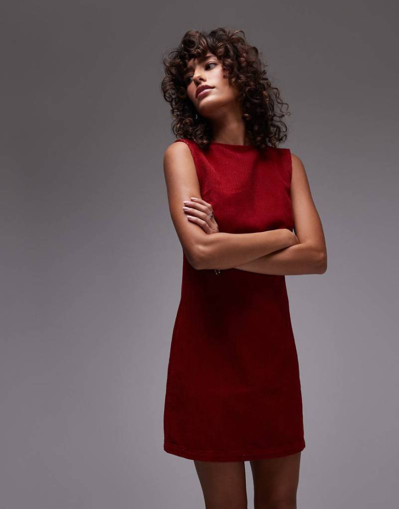 Topshop - Mini-Jeanskleid aus Cord in Burgunderrot mit tiefem Rückenausschnitt von Topshop