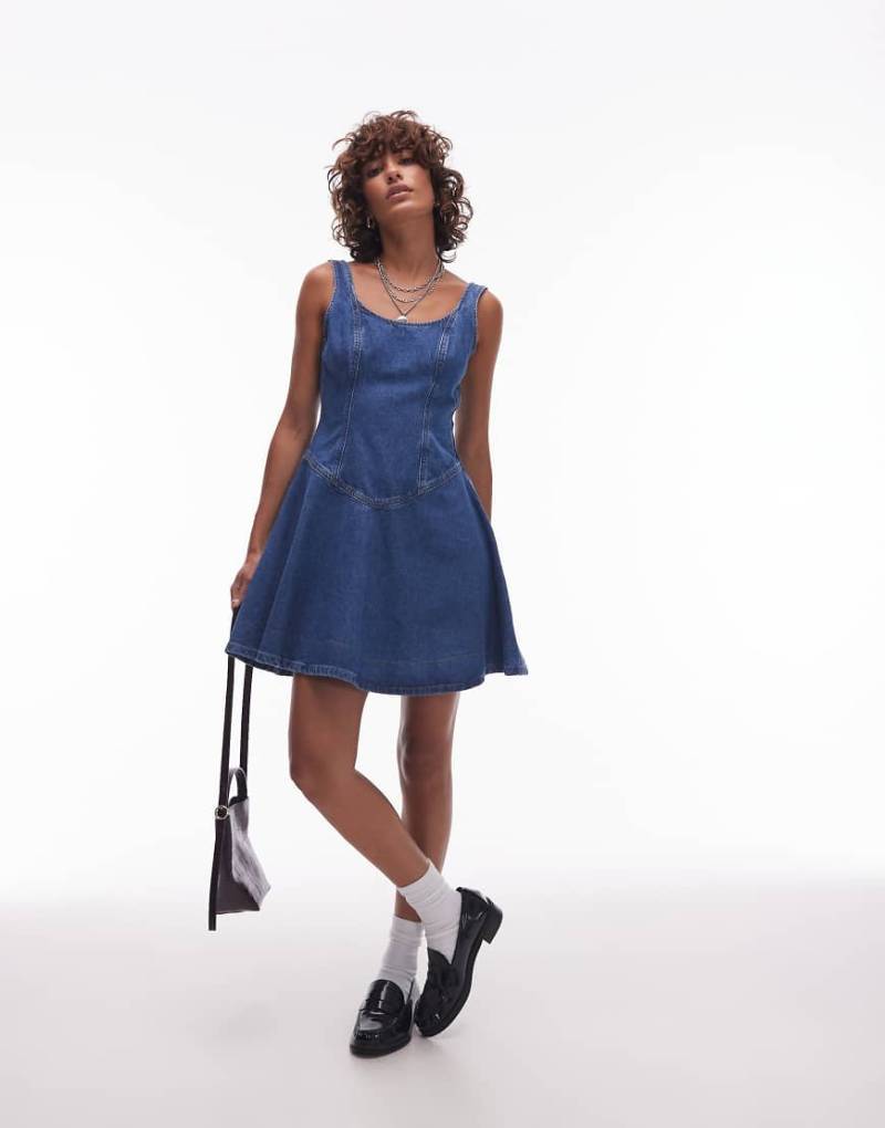 Topshop - Mini-Jeanskleid in Bleach-Waschung mit tiefer Taille und Trägern-Blau Topshop - Mini-Jeanskleid in Bleach-Waschung mit tiefer Taille und Trägern-Blau von Topshop