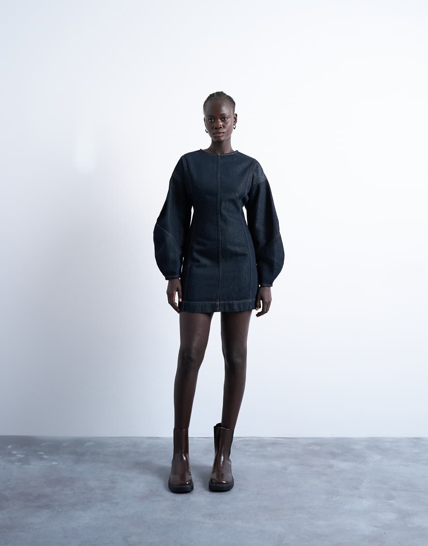 Topshop - Mini-Jeanskleid in Indigoblau mit eiförmigen Ärmeln Topshop - Mini-Jeanskleid in Indigoblau mit eiförmigen Ärmeln von Topshop