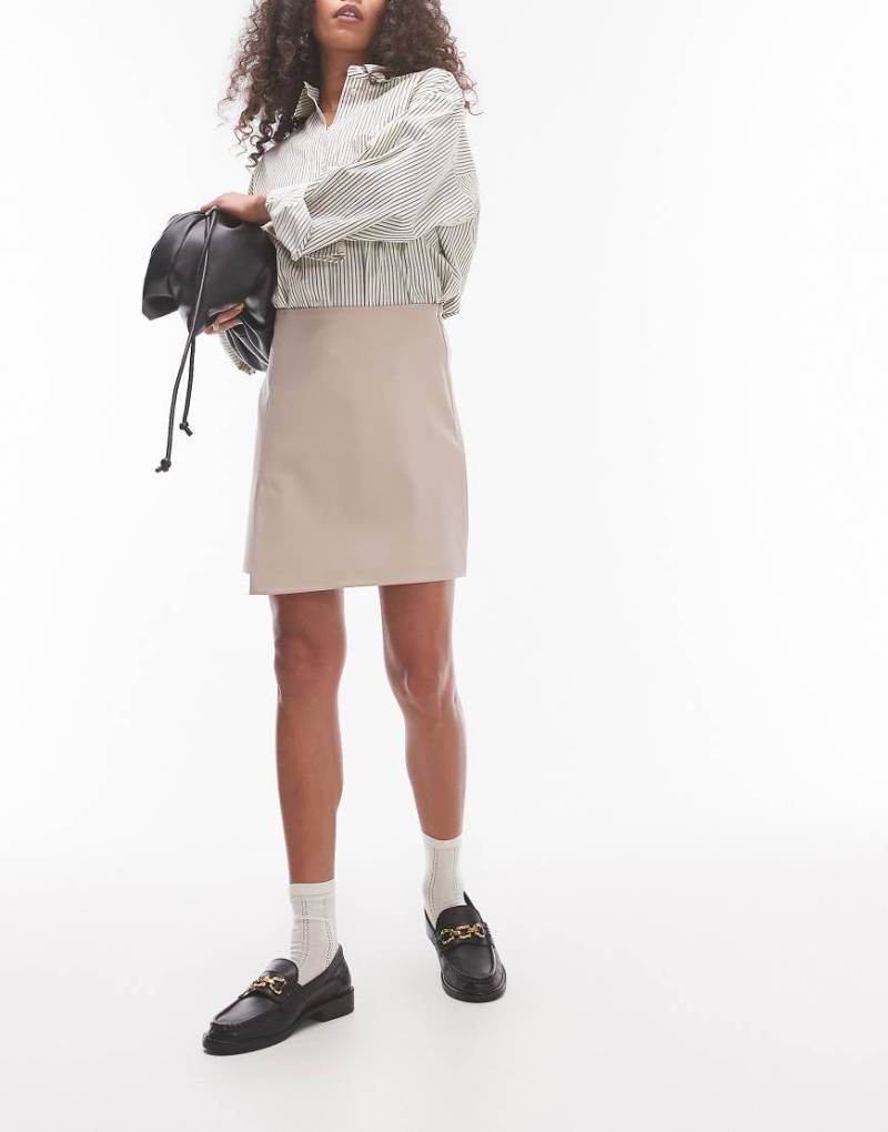 Topshop - Minirock aus Kunstleder in Hellbraun mit Stufensaum-Neutral von Topshop