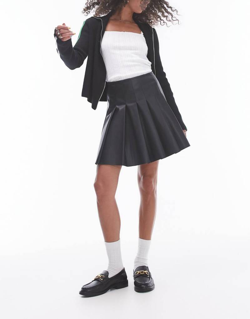 Topshop - Minirock aus Kunstleder in Schwarz mit Falten von Topshop