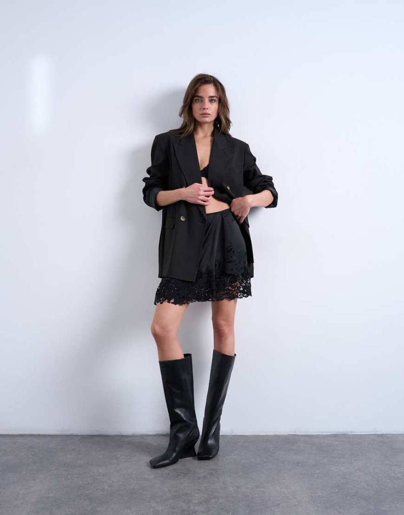 Topshop - Minirock aus Satin in Schwarz mit asymmetrischem Spitzenbesatz von Topshop