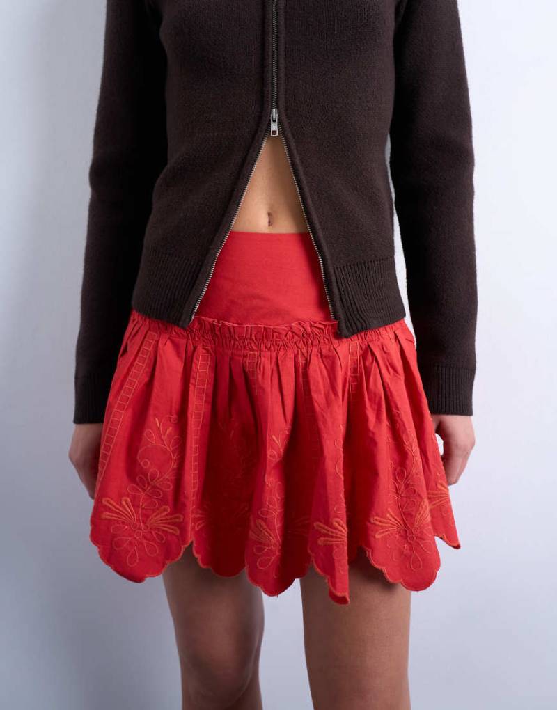 Topshop - Minirock in Rot mit Muschelsaum und Zierausschnitten von Topshop